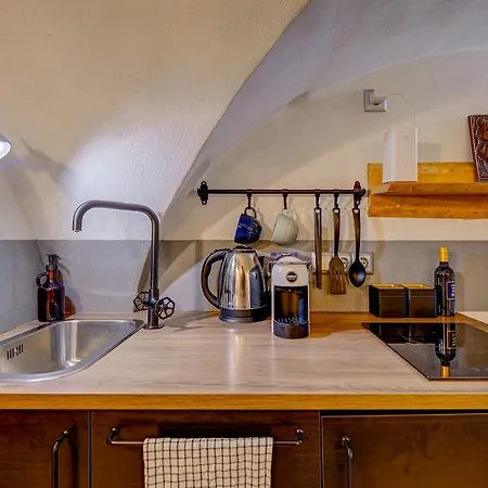 Daire Black Smith Corner